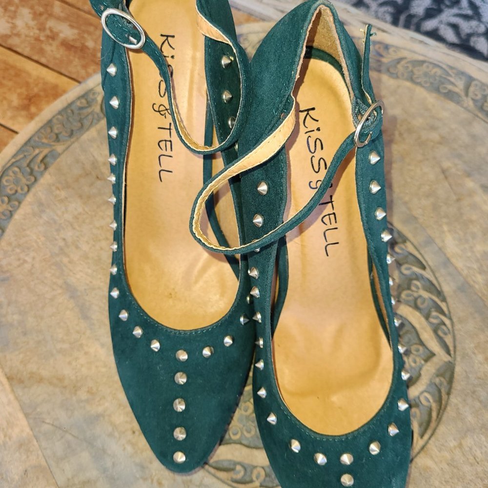 Women's Sexy Fierce Studded Emerald Heels Size 7.5